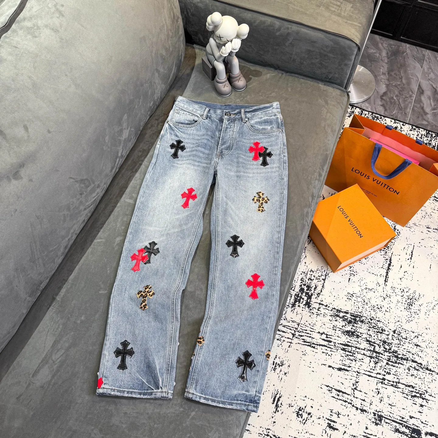 P280 Chrome Hearts blue denim with red black panther pattern multi-leather jeans. CH jeans need to be washed and then disassembled and hand-stitched with sheepskin cross leather and then spliced ​​to complete. The whole piece has too many craftsmanship to explain. The patchwork cross pattern is embellished, and the high-waisted washed jeans! ! Absolutely high-end luxury products, god-level single products and super popular products, made with top heavy industry, a must-see magic weapon. Customized hardware. The fabric is thick and soft after washing. It has good breathability. Customized small leather label. Unique design. The details are simple and elegant, and the workmanship is exquisite. The entire trousers are neatly routed and the details are in place! It’s so cool that both men and women can easily control the genderless trend! Color: Blue Size: 28 30 32 34 36